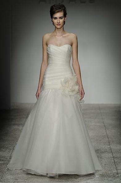 Amsale Fall 2011 Posted 1 year ago by penguin in Wedding Dress