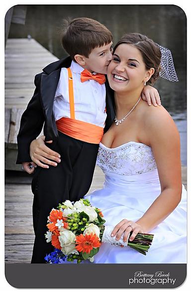 http://pics.gallery.weddingbee.com/13220.blue-orange-flowers-reception-wedding_.jpg.resize
