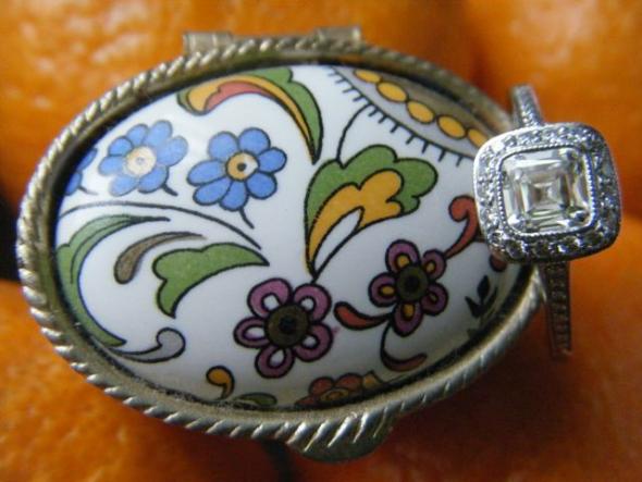 Dorsay ring with pill box