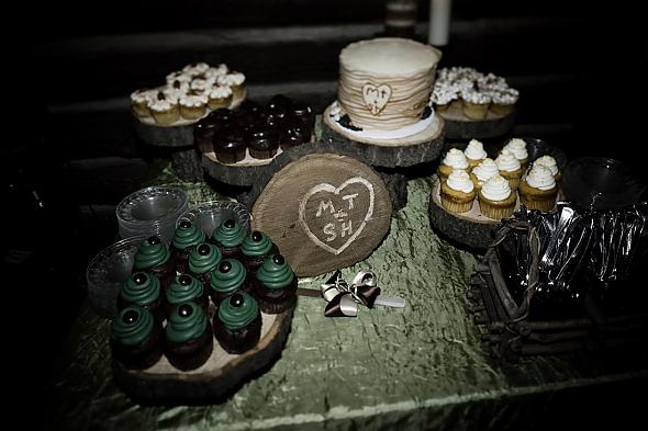 Cupcakes and Woodgrain Cake