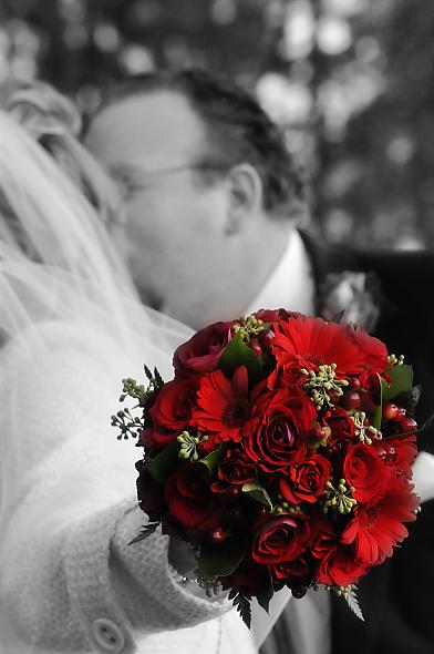 Wedding+bouquets+with+gerbera+daisies+and+roses