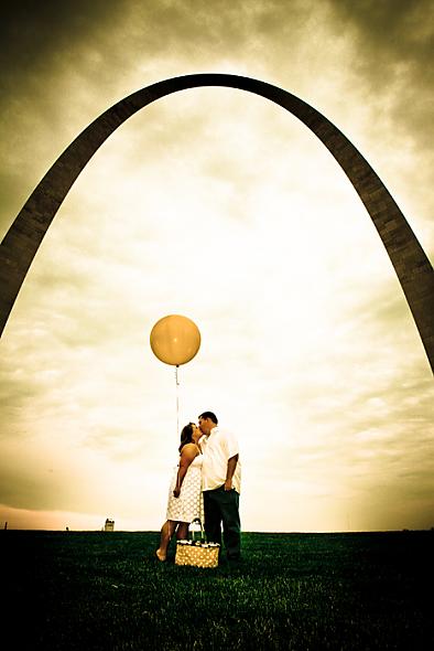 Smoochez Under the St. Louis Arch