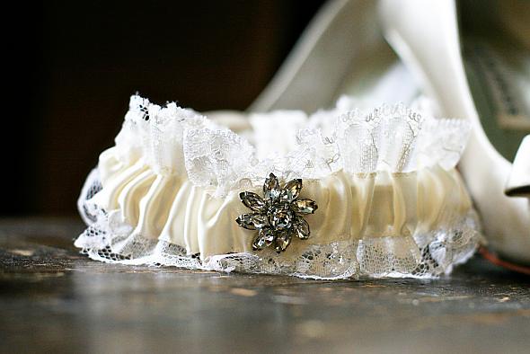 DIY garter with vintage button