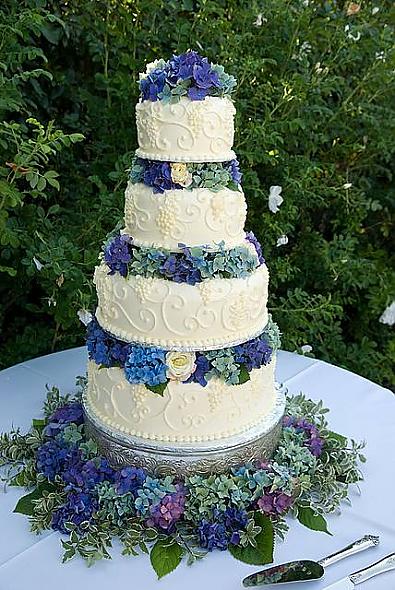 Hydrangea and Grapevine Cake