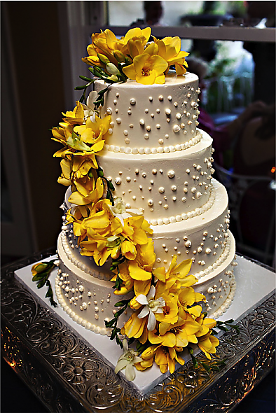 Vintage colours cake with yellow orchids