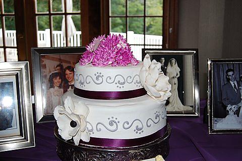 Wedding cake with family wedding photos and vintage cake topper display